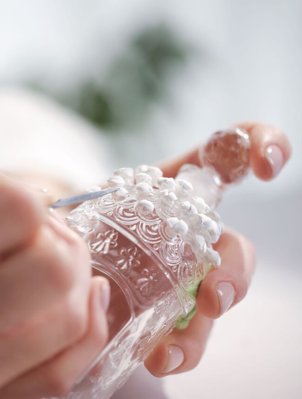 嬌蘭推出蜂瓶限量版包裝設(shè)計(jì)，誰(shuí)是嬌蘭的Muguet五一香水的幕后推手？